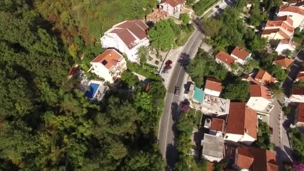 A vila nas montanhas perto do mar. Montenegro, Baía de Koto — Vídeo de Stock