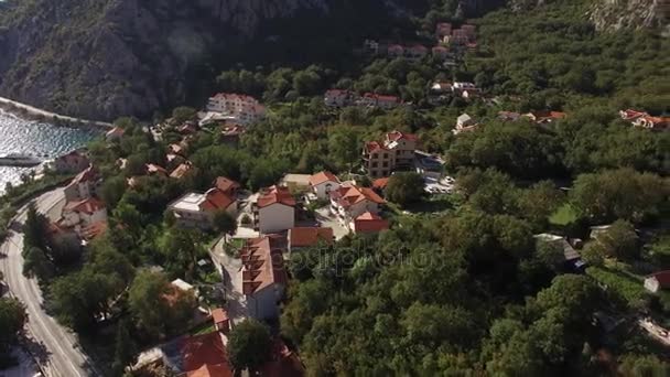 A vila nas montanhas perto do mar. Montenegro, Baía de Koto — Vídeo de Stock