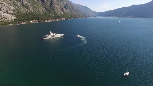 El yate en la bahía de Kotor, avión no tripulado de fotografía aérea, Adriati — Vídeos de Stock