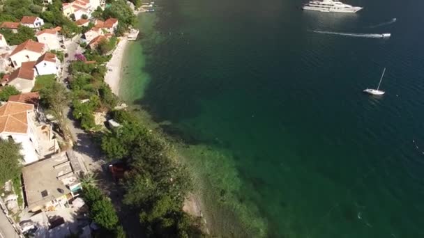 De jacht in de baai van Kotor, luchtfotografie drone, Adriati — Stockvideo