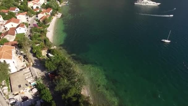 Die jacht in der bucht von kotor, luftbilddrohne, adriati — Stockvideo