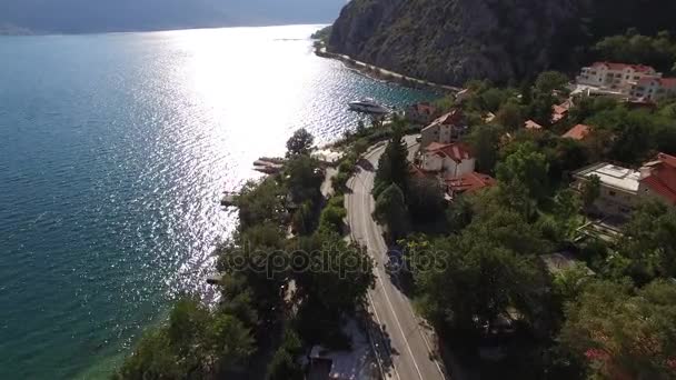 Villa i bergen nära havet. Montenegro, Bay av Koto — Stockvideo