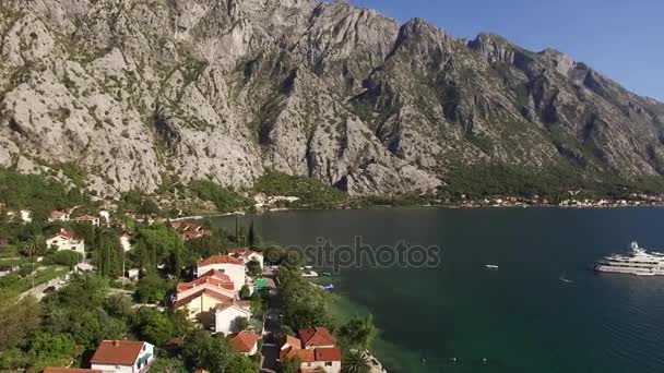 Η βίλα στα βουνά κοντά στη θάλασσα. Μαυροβούνιο, στον κόλπο του Koto — Αρχείο Βίντεο