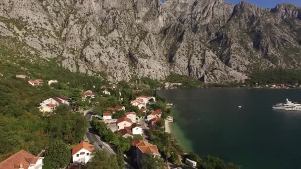 Vila v horách poblíž moře. Černá Hora, Bay Koto — Stock video