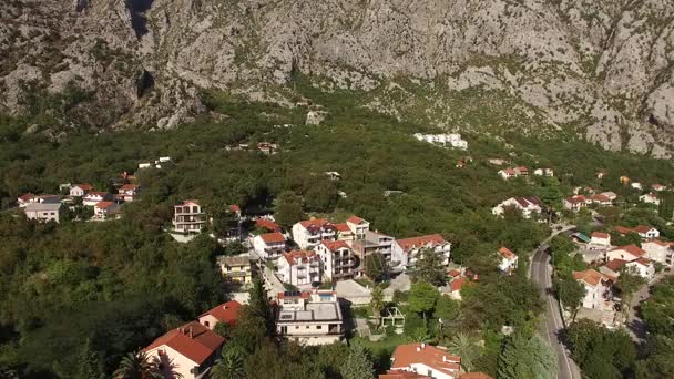 Willa w górach w pobliżu morza. Czarnogóra, Bay Koto — Wideo stockowe