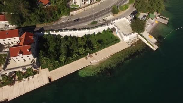 La villa en las montañas cerca del mar. Montenegro, Bahía de Koto — Vídeo de stock