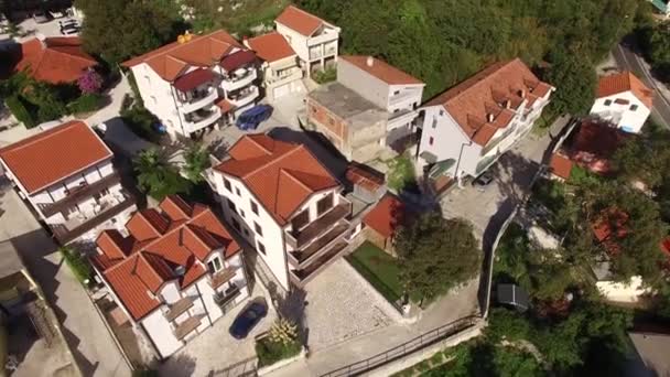 La villa en las montañas cerca del mar. Montenegro, Bahía de Koto — Vídeo de stock