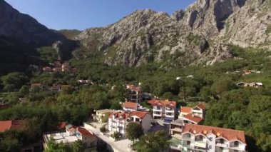 Villa denize yakın dağlarda. Karadağ, Koto Bay