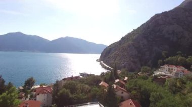 Villa denize yakın dağlarda. Karadağ, Koto Bay