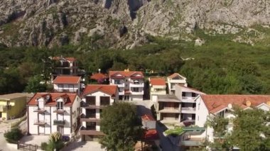 Villa denize yakın dağlarda. Karadağ, Koto Bay