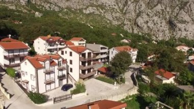 Villa denize yakın dağlarda. Karadağ, Koto Bay