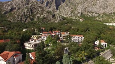 Villa denize yakın dağlarda. Karadağ, Koto Bay