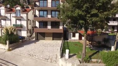 Villa denize yakın dağlarda. Karadağ, Koto Bay