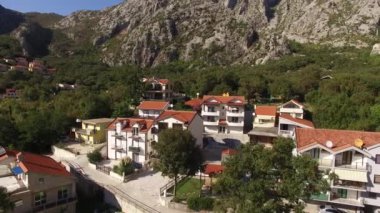 Villa denize yakın dağlarda. Karadağ, Koto Bay