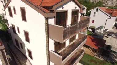 Villa denize yakın dağlarda. Karadağ, Koto Bay