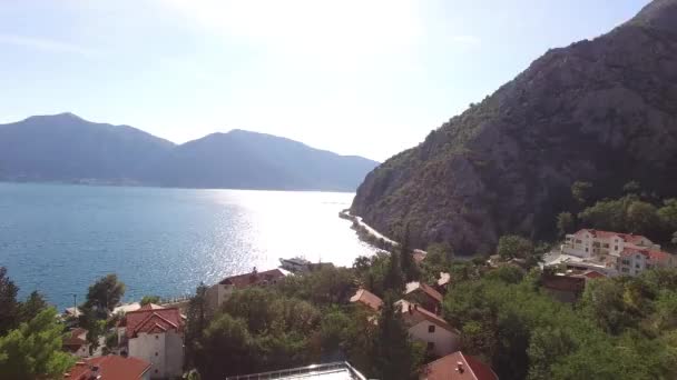 De villa in de bergen in de buurt van de zee. Montenegro, baai van Koto — Stockvideo