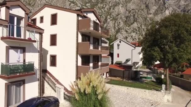 De villa in de bergen in de buurt van de zee. Montenegro, baai van Koto — Stockvideo