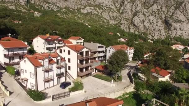 Η βίλα στα βουνά κοντά στη θάλασσα. Μαυροβούνιο, στον κόλπο του Koto — Αρχείο Βίντεο