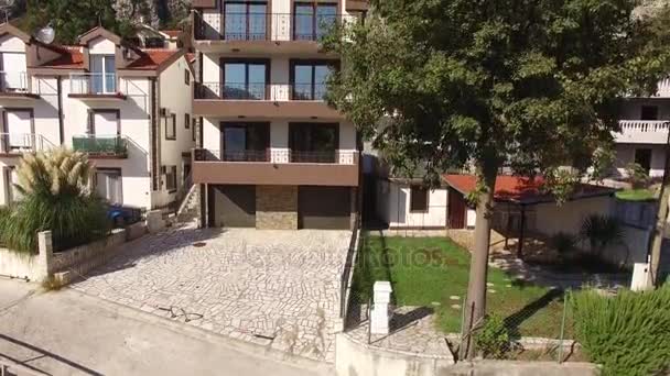 De villa in de bergen in de buurt van de zee. Montenegro, baai van Koto — Stockvideo