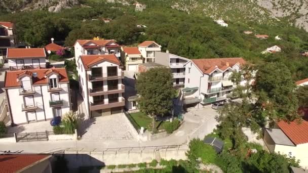 De villa in de bergen in de buurt van de zee. Montenegro, baai van Koto — Stockvideo