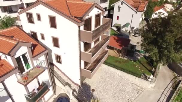 La villa en las montañas cerca del mar. Montenegro, Bahía de Koto — Vídeos de Stock