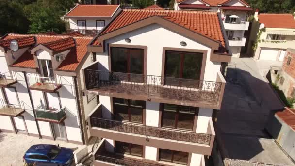 Villa denize yakın dağlarda. Karadağ, Koto Bay — Stok video