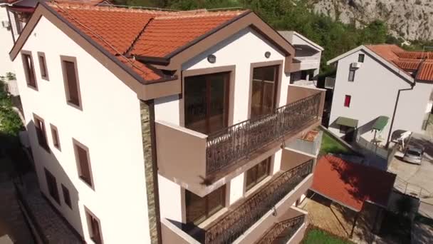 Die Villa in den Bergen in Meeresnähe. Montenegro, Bucht von Koto — Stockvideo