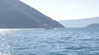 Turist tekne denize. Kotor Körfezi