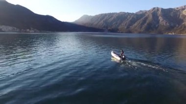 Sandal denize yelken yüksek hızda hız. Kotor Koyu'ndaki Mont içinde