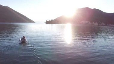 Sandal denize yelken yüksek hızda hız. Kotor Koyu'ndaki Mont içinde