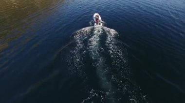 Sandal denize yelken yüksek hızda hız. Kotor Koyu'ndaki Mont içinde