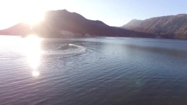 Sandal denize yelken yüksek hızda hız. Kotor Koyu'ndaki Mont içinde