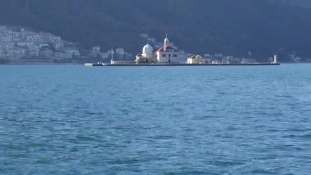 L'isola di Gospa od Skrpjela, Kotor Bay, Montenegro . — Video Stock