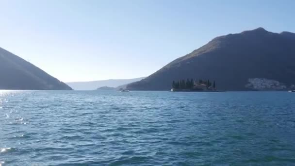 Den ön av Gospa od Skrpjela, Kotor Bay, Montenegro. — Stockvideo