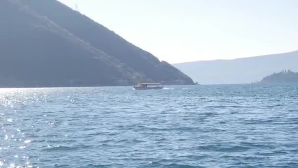 Barco turístico no mar. Baía de Kotor — Vídeo de Stock