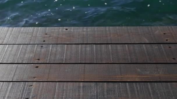 Muelle de madera. La mitad del marco es un árbol, la segunda mitad es wat — Vídeos de Stock