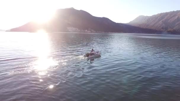 Velocidade Dinghy na vela de alta velocidade no mar. Baía de Kotor em Mont — Vídeo de Stock