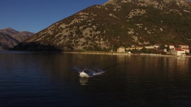 Snelheid rubberboot met hoge snelheid zeilen op de zee. Kotor Bay in Mont — Stockvideo