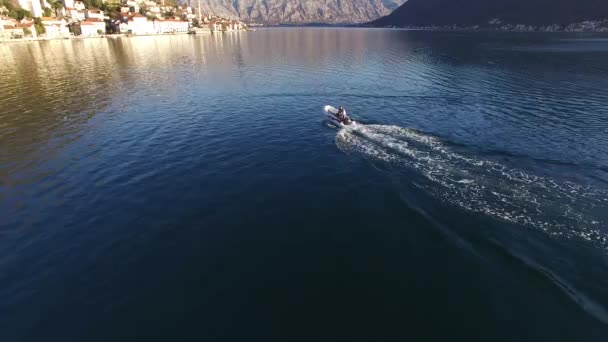 Velocità gommone a vela ad alta velocità sul mare. Baia di Kotor a Mont — Video Stock