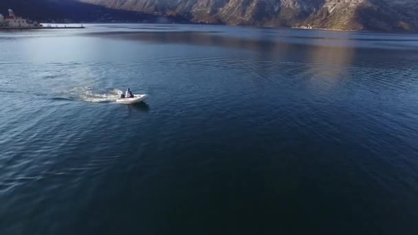 Velocidad bote a alta velocidad navegando en el mar. Bahía de Kotor en Mont — Vídeo de stock