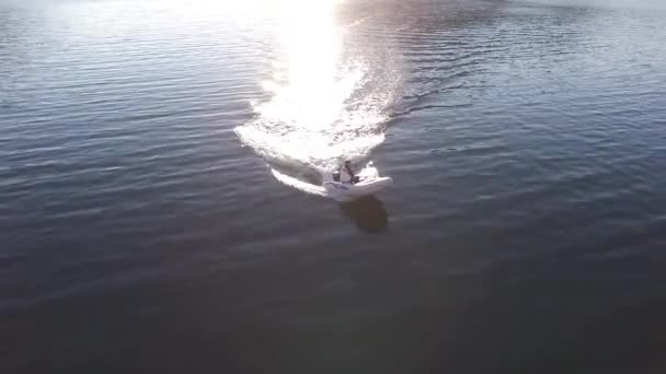 Snelheid rubberboot met hoge snelheid zeilen op de zee. Kotor Bay in Mont — Stockvideo