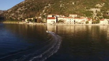 Sandal denize yelken yüksek hızda hız. Kotor Koyu'ndaki Mont içinde