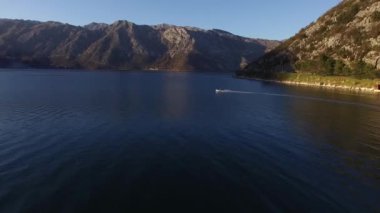 Sandal denize yelken yüksek hızda hız. Kotor Koyu'ndaki Mont içinde