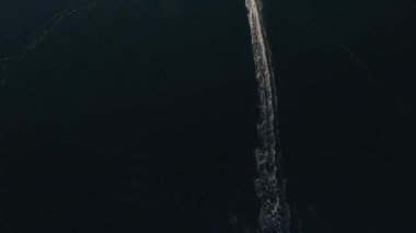 Sandal denize yelken yüksek hızda hız. Kotor Koyu'ndaki Mont içinde