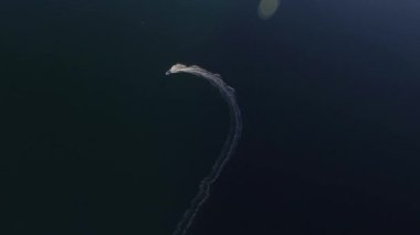 Sandal denize yelken yüksek hızda hız. Kotor Koyu'ndaki Mont içinde