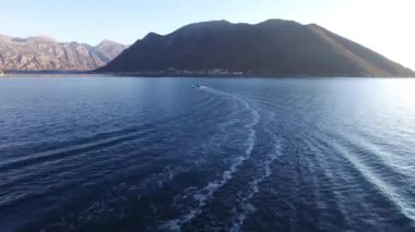 Sandal denize yelken yüksek hızda hız. Kotor Koyu'ndaki Mont içinde