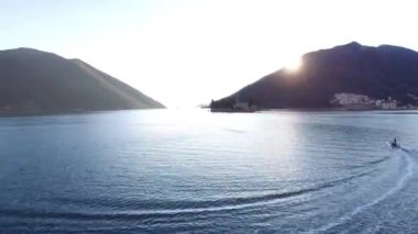 Sandal denize yelken yüksek hızda hız. Kotor Koyu'ndaki Mont içinde