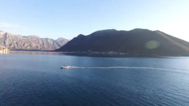 Sandal denize yelken yüksek hızda hız. Kotor Koyu'ndaki Mont içinde