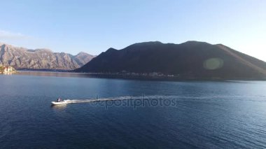 Sandal denize yelken yüksek hızda hız. Kotor Koyu'ndaki Mont içinde