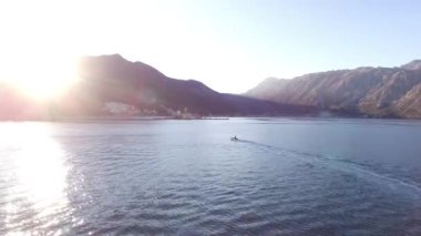 Sandal denize yelken yüksek hızda hız. Kotor Koyu'ndaki Mont içinde